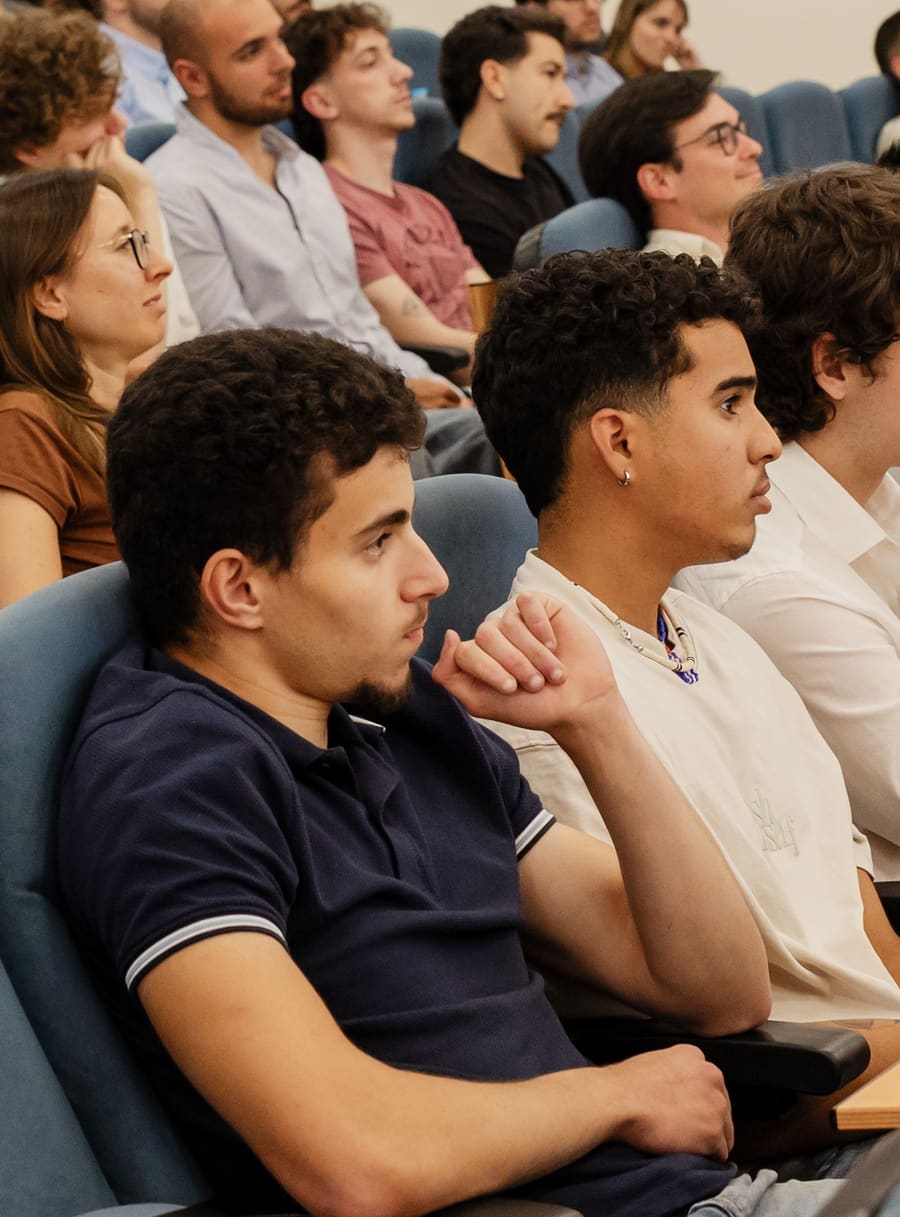 Jackson Almeida Echevarría y Yassin Khamlichi en el auditorio de actúaupm de la Universidad Politécnica de Madrid